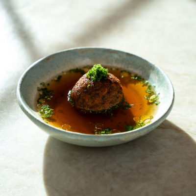 alsche Leberknödelsuppe in einem tiefen Teller angerichtet