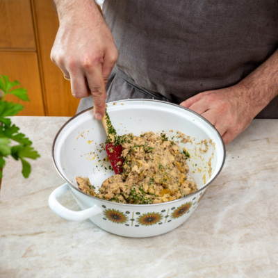 Knödelteig wird in einem Topf zubereitet