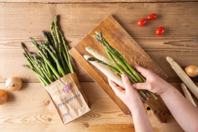 Jemand hält Ja! Natürlich Bio-Spargel.