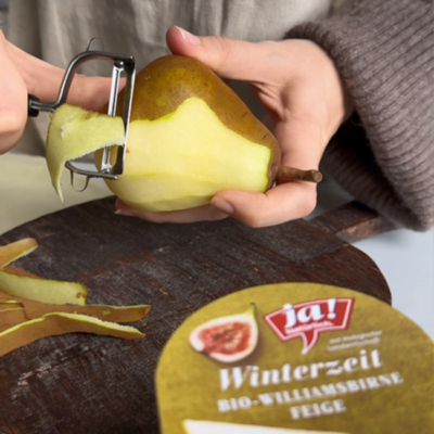 Bio-Birne wird geschält