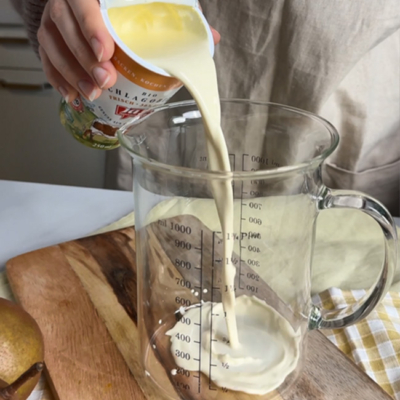 Schlagobers wird in eine Mixschüssel gegossen!