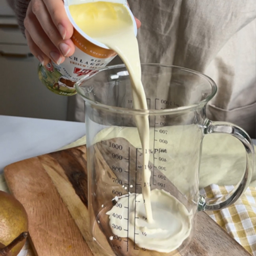 Schlagobers wird in eine Mixschüssel gegossen!