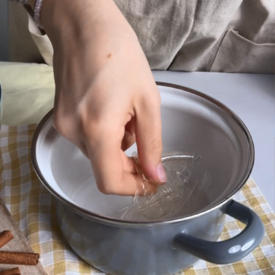 Blattgelatine in Wasser aufweichen