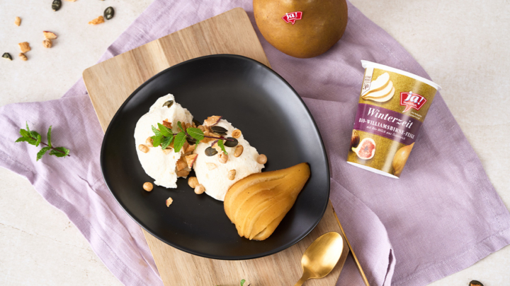 Joghurt-Mousse mit eingelegten Birnen