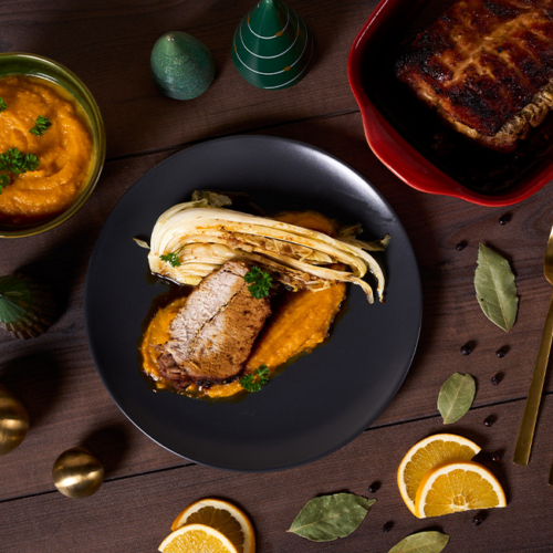 Braten auf einem Teller angerichtet mit Kürbispüree