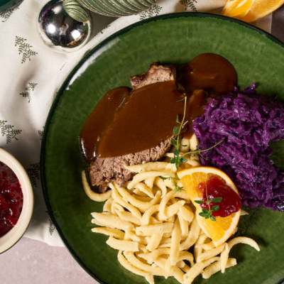 Sauerbraten mit Eiernockerl und Rotkraut