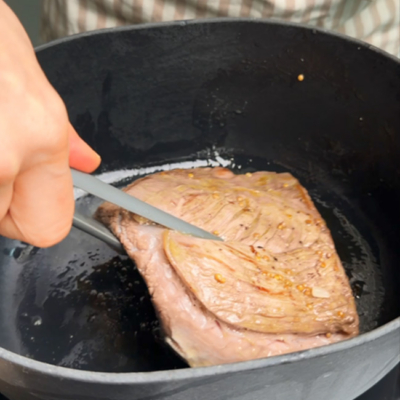 Fleisch scharf in einem Topf anbraten