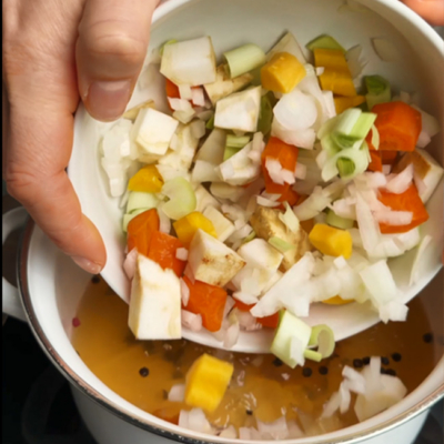 Gemüse anbraten in einem Bräter