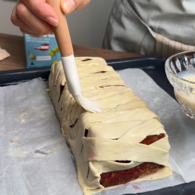 Veganer Braten wird mit Blätterteig umwickelt!