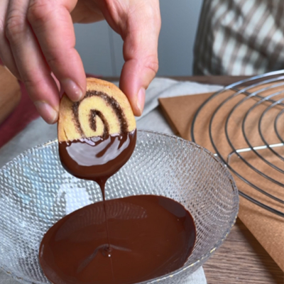 Kekse werden in Schokolade getaucht