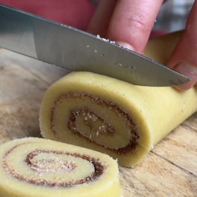 Teig wird in Scheiben geschnitten