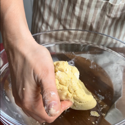 Teig wird in einer Schale geknetet