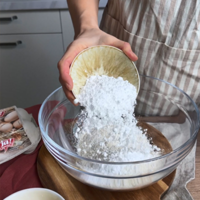 Mehl wird in eine Schale geleert