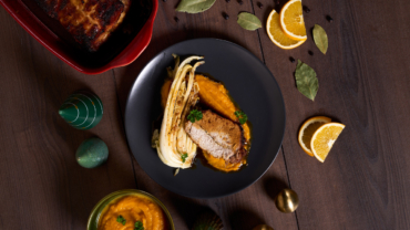 Gefüllter Schweinebraten mit Kürbispüree und Chinakohl