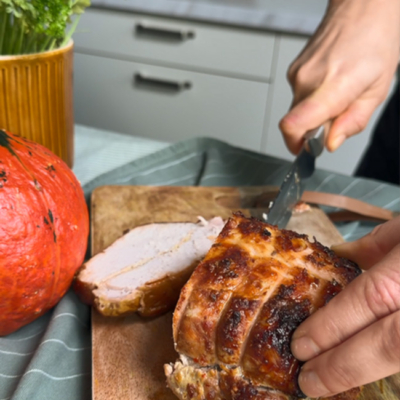 Schweinebraten wird in Scheiben geschnitten
