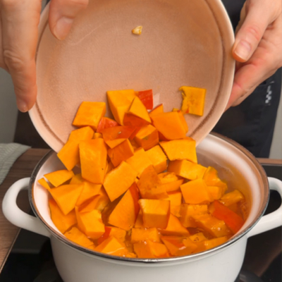 Kürbis wird in einen Topf gegeben und gekocht
