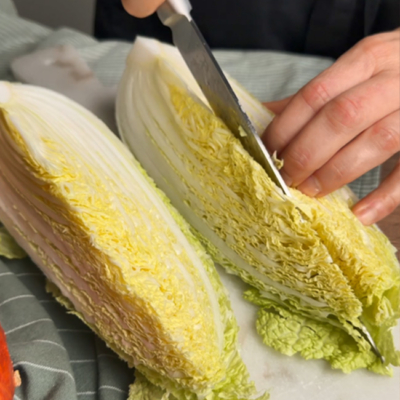 Chinakohl wird geschnitten