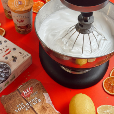 Baiser-Masse wird angerührt in einem Topf