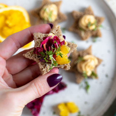 Sternbrot mit Rot Rüben Tartar und Orangen
