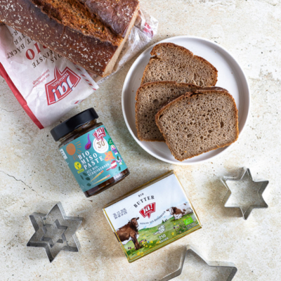 Bio-Brot und Kürbiskern-Misopaste von Ja! Natürlich