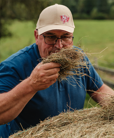 Gerhard Zechner riecht an dem Heu