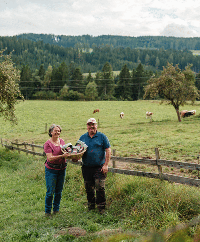 Gerhard und Susanna Zechner mit den Ja! Natürlich Weidegenussrind Produkten