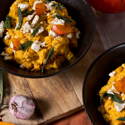 Bio-Pasta mit Kürbis und Feta in einem Teller angerichtet