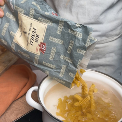 Bio-Nudeln werden gekocht