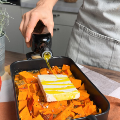 Bio-Feta wird mit Olivenöl mariniert