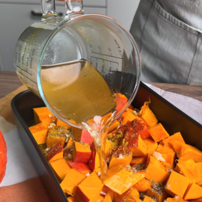 Bio-Kürbis in einer Auflaufform