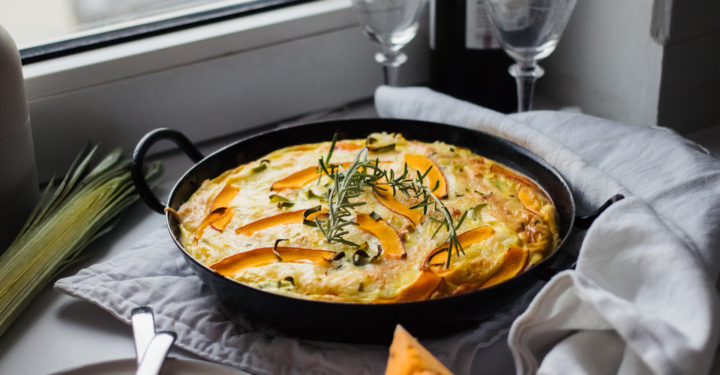 Frischkäse-Frittata mit Kürbis, Lauch und Reisresten