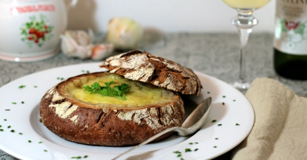 Französische Zwiebelsuppe im Brot