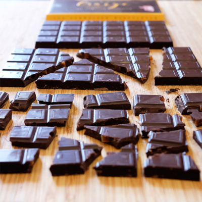 In Stücke gebrochene Bio-Schokolade.