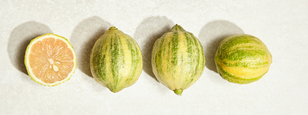 Tigerzitronen auf einem Tisch eine ist aufgeschnitten