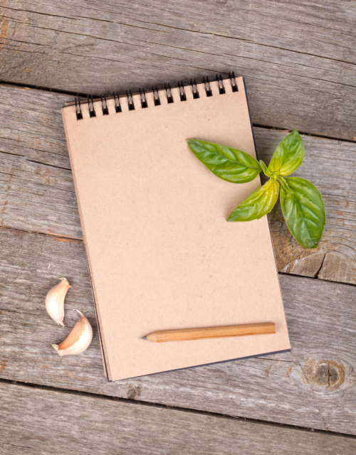 Blank notepad for copy space and basil leaves on wooden table; Shutterstock ID 162399677; Abteilung/Agentur: Marian; Projekt/Kostenstelle: Penny; Für welche Handelsfirma/Agentur wird das Bild lizenziert?: Penny; Name des Bestellers: Hr. Keser
