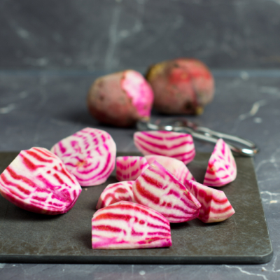 Bio-Chioggia-Rüben auf einem Schneidebrett.
