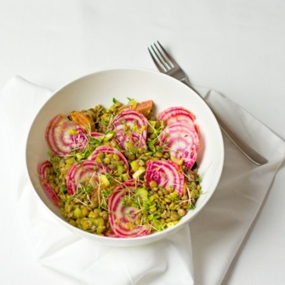 Lauwarmer Linsensalat mit Chioggia-Rüben in einer Schüssel.