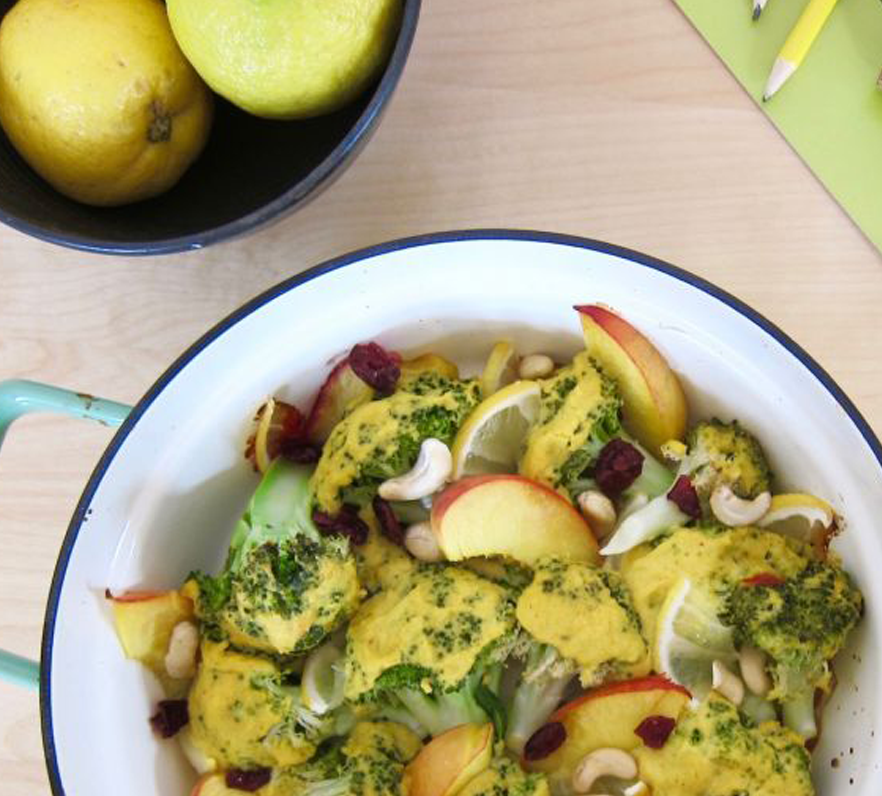 Hummus mit Bio-Brokkoli in einem Teller.