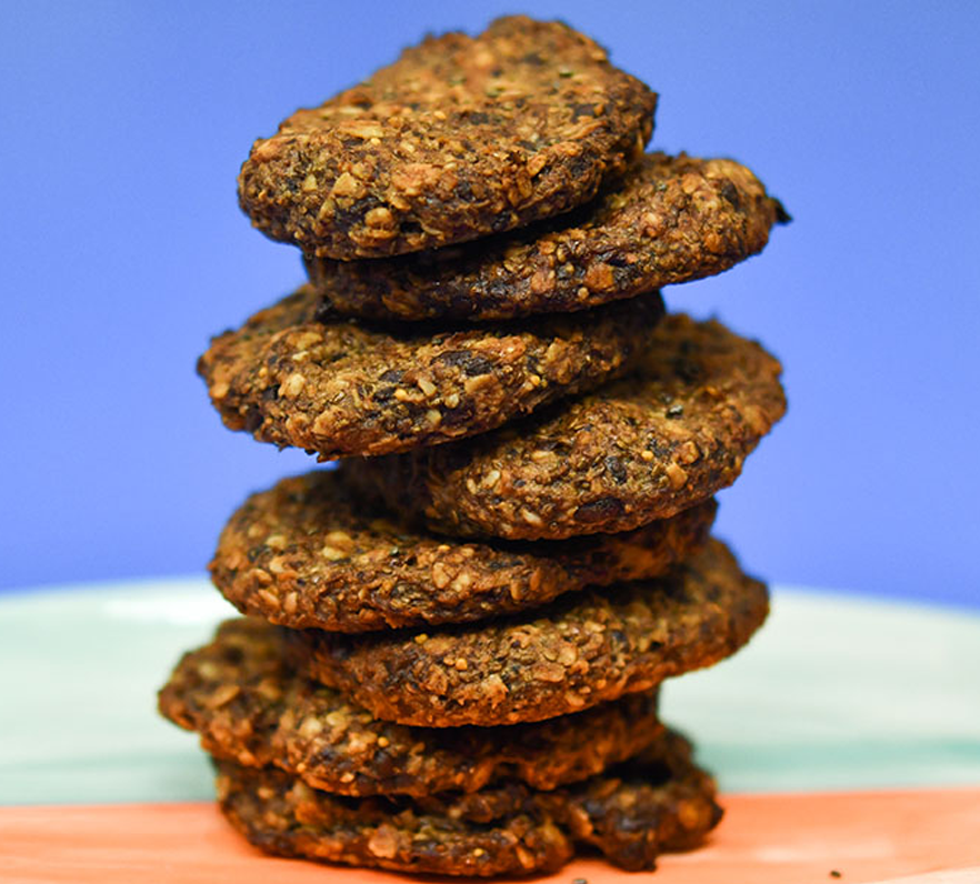 Chia-Cookies aufeinander gestapelt.