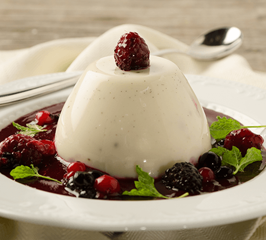 Panna Cotta auf einem Bio-Beerenspiegel.