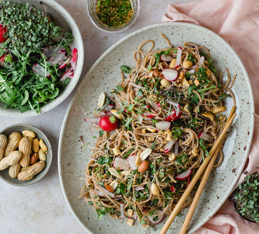 Asiatischer Nudelsalat auf einem Teller.