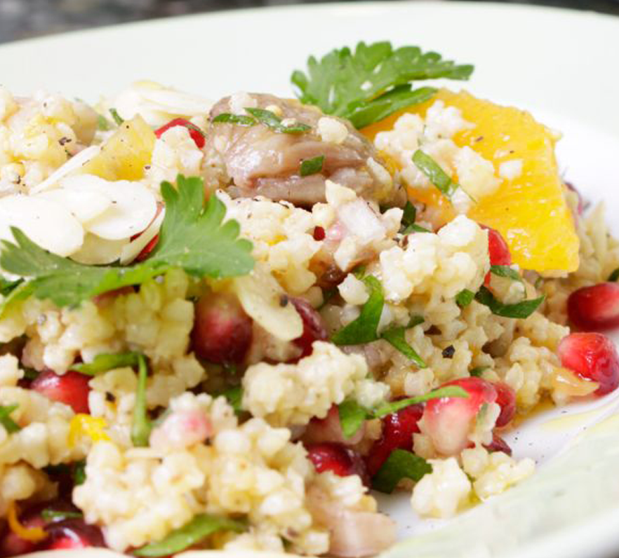 Bio-Hirse-Granatapfel-Tabbouleh in einer Schüssel.