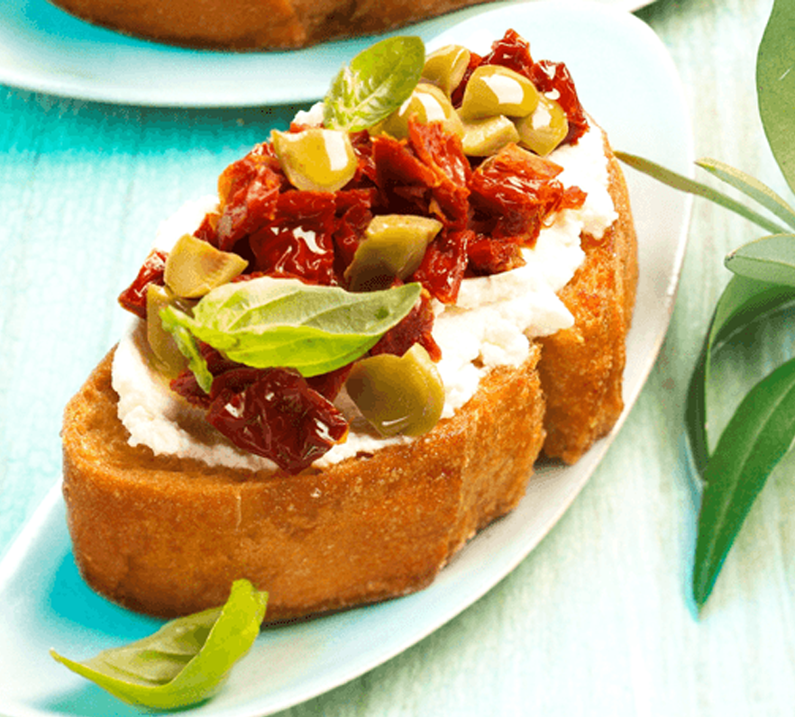 Bruschetta mit Bio-Oliven-Paradeiser-Tartar.