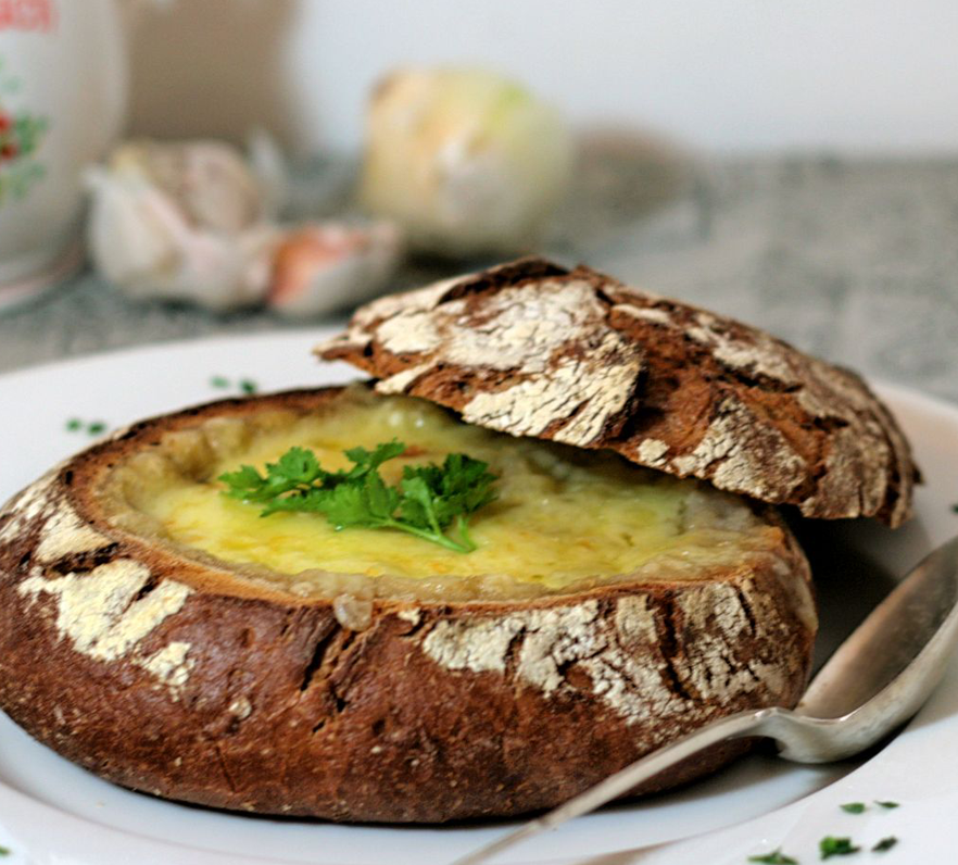 Zwiebelsuppe in einem Laib Brot.