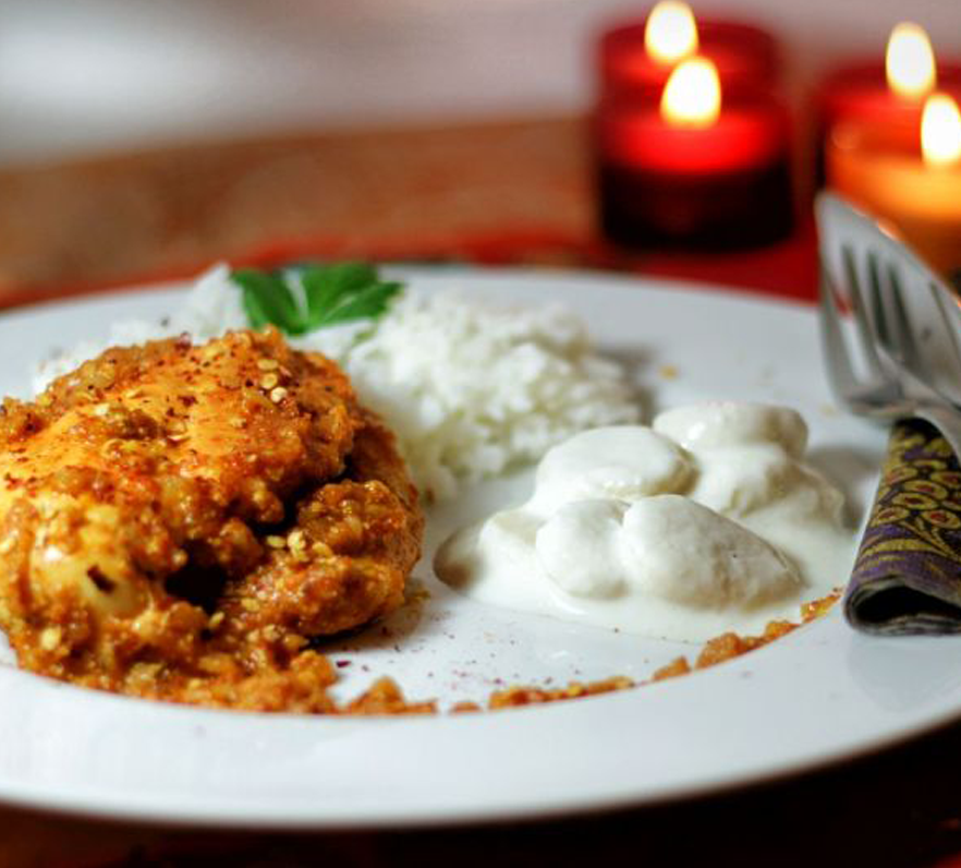 Tandoori Chicken auf einem Teller.