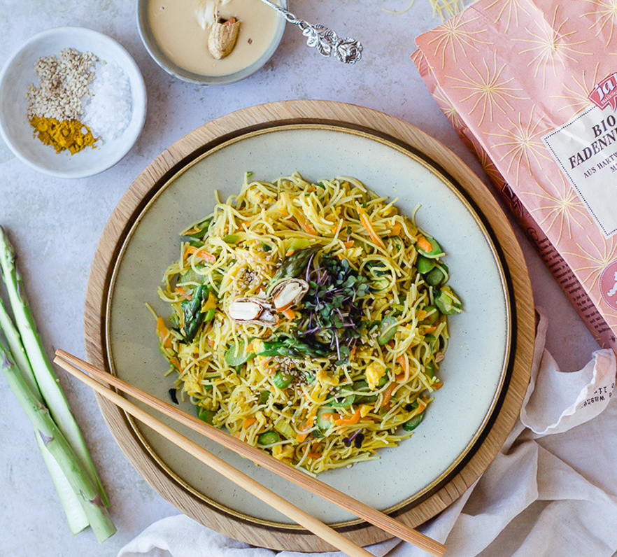 Gebratene Bio-Asia-Fadennudeln.