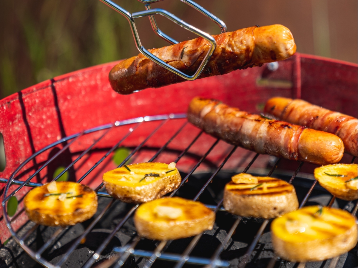 Berner Würstel mit gegrillten Kartoffeln | Rezept