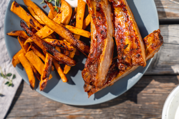 Spareribs vom Grill mit Süßkartoffel-Pommes