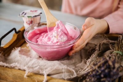 Jemand rührt Ja! Natürlich Bio-Schlagobers unter.
