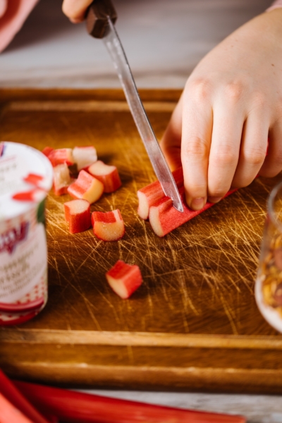 Jemand schneidet Bio-Rhabarber.